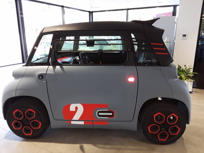 Avec ses 2,41 m de long, 1,39 m de large et 1,52 m de haut,Ami n'occupe qu'une demi place de parking