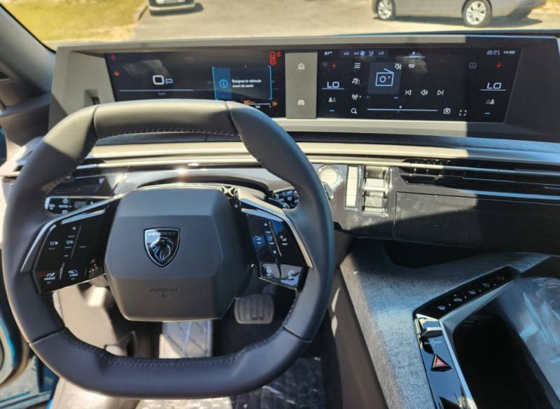 NOUVEAU PEUGEOT 3008 ALLURE PEU KILOMETRE ET GARANTI A VENDRE AU GARAGE DUBREIL AUTOMOBILES A AUTERIVE DANS LE 31