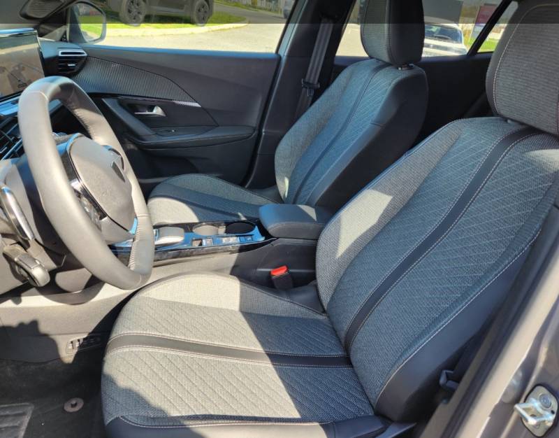 A vendre, Peugeot 2008 Hybrid 136 e-DCS6 Allure avec faible kilométrage chez Dubreil Automobiles à Auterive