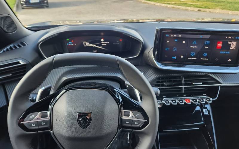 Peugeot 2008 dernière génération de 2024, 145 peu kilométré, hybride-essence avec une garantie Spoticar Premium chez Dubreil Automobiles à Auterive