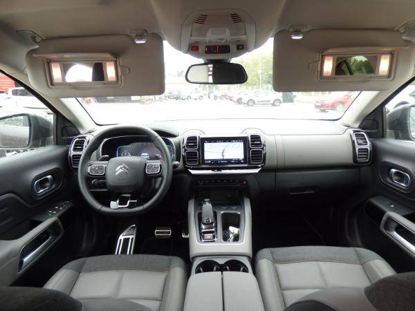 HABITACLE DIGNE D UN MONOSPACE