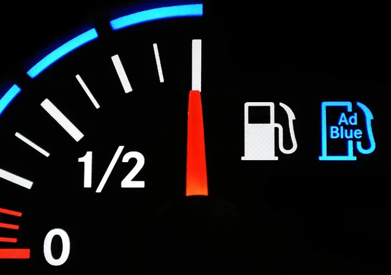 voyant ad blue allumé, remplissage du reservoir urée au Garage Bouscatel à Roquettes au Sud de Toulouse 