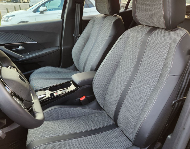 Peugeot 2008 dernière génération de 2024, 145 peu kilométré, hybride-essence avec une garantie Spoticar Premium chez Dubreil Automobiles à Auterive