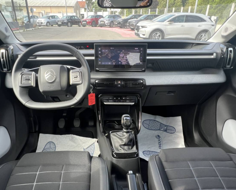 A vendre, nouvelle Citroën C3 essence 100ch peu kilométré et disponible rapidement au garage Bouscatel à Roquettes au sud de Toulouse